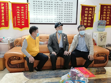 曾尚忠走訪(fǎng)慰問(wèn)抗戰老兵
